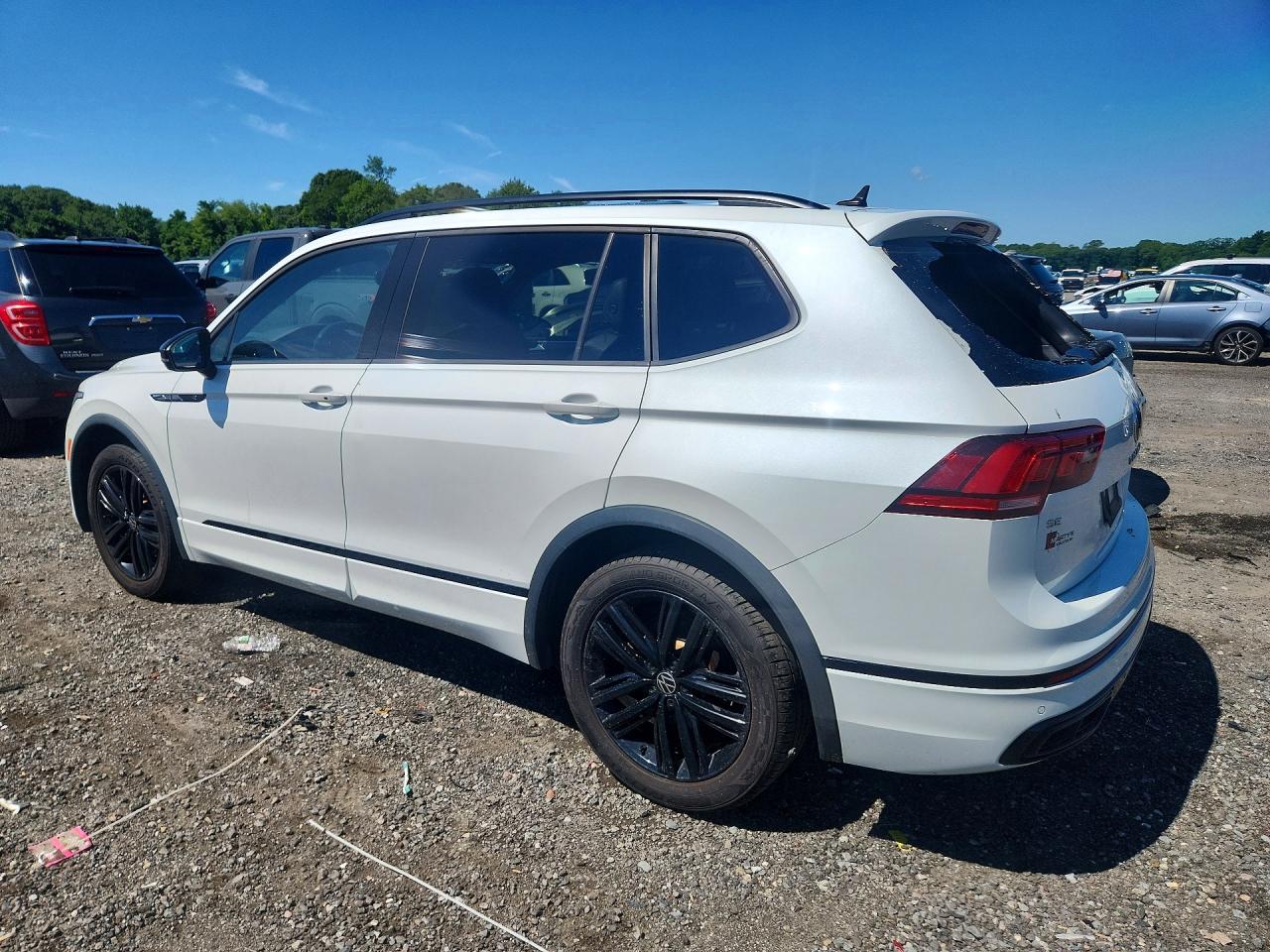 2022 VOLKSWAGEN TIGUAN SE R-LINE BLACK — снимка 2
