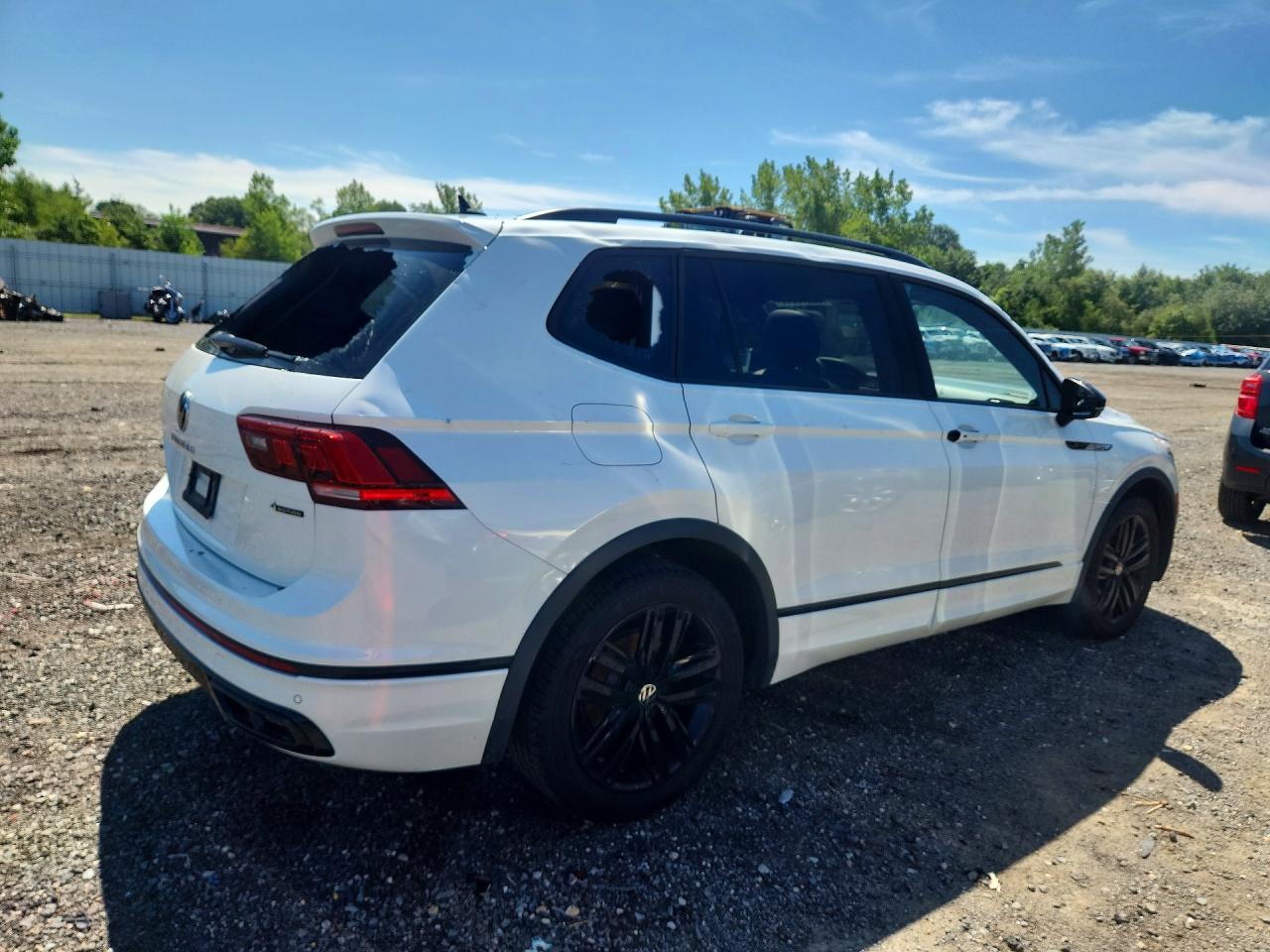 2022 VOLKSWAGEN TIGUAN SE R-LINE BLACK — снимка 3