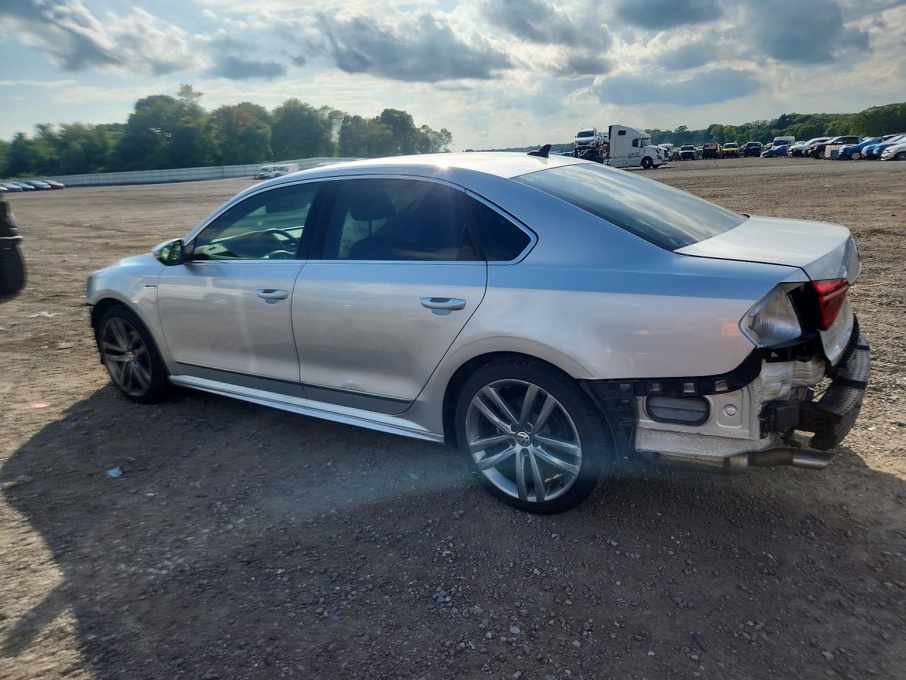 2017 VOLKSWAGEN PASSAT R-LINE — снимка 2