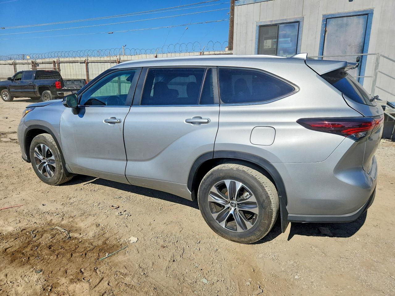 2024 TOYOTA HIGHLANDER XLE — снимка 2