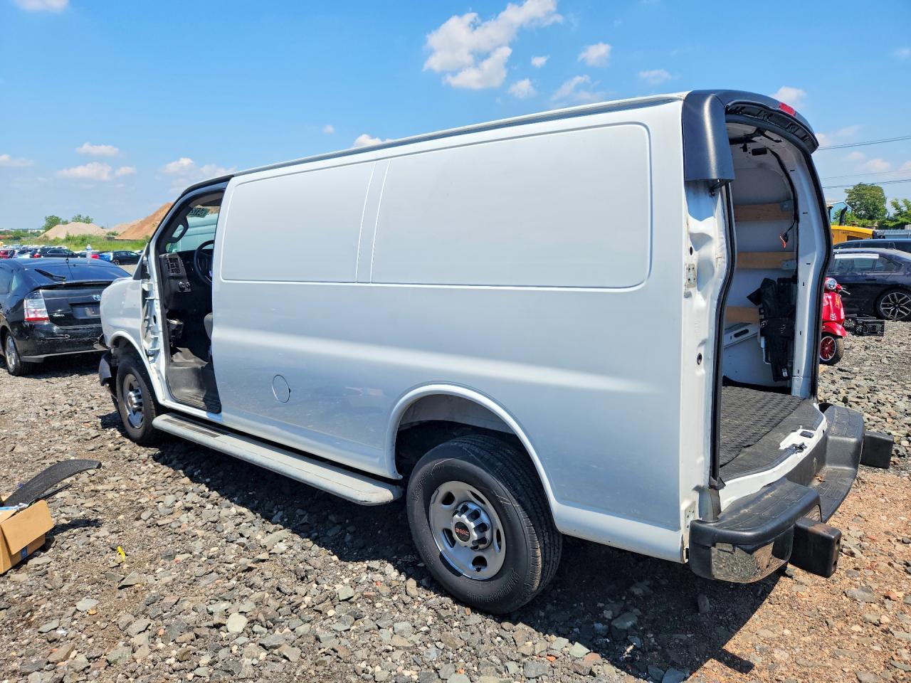 2025 GMC SAVANA G2500 — снимка 2