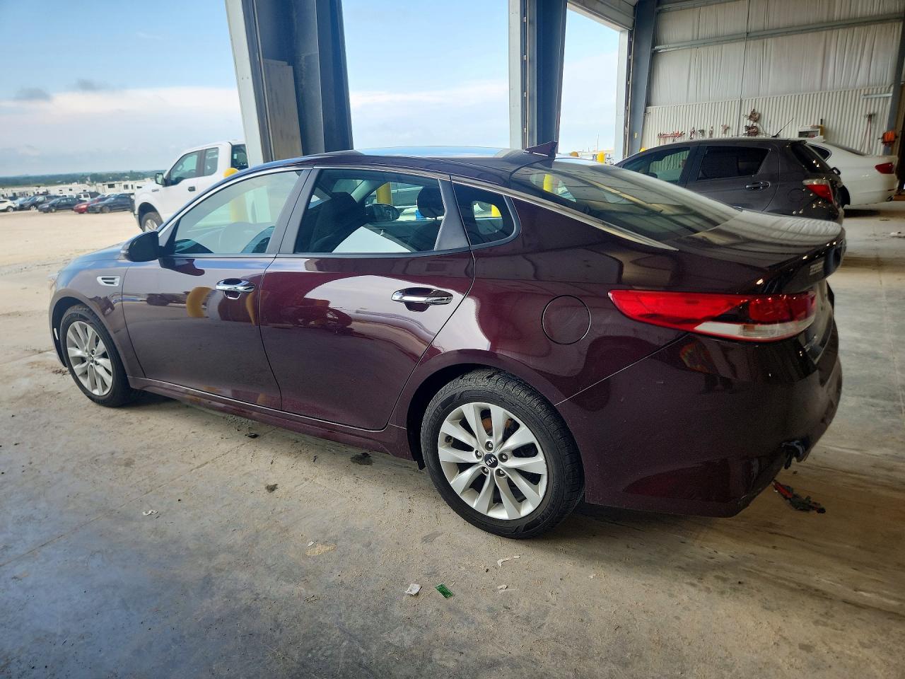 2017 KIA OPTIMA LX — снимка 2