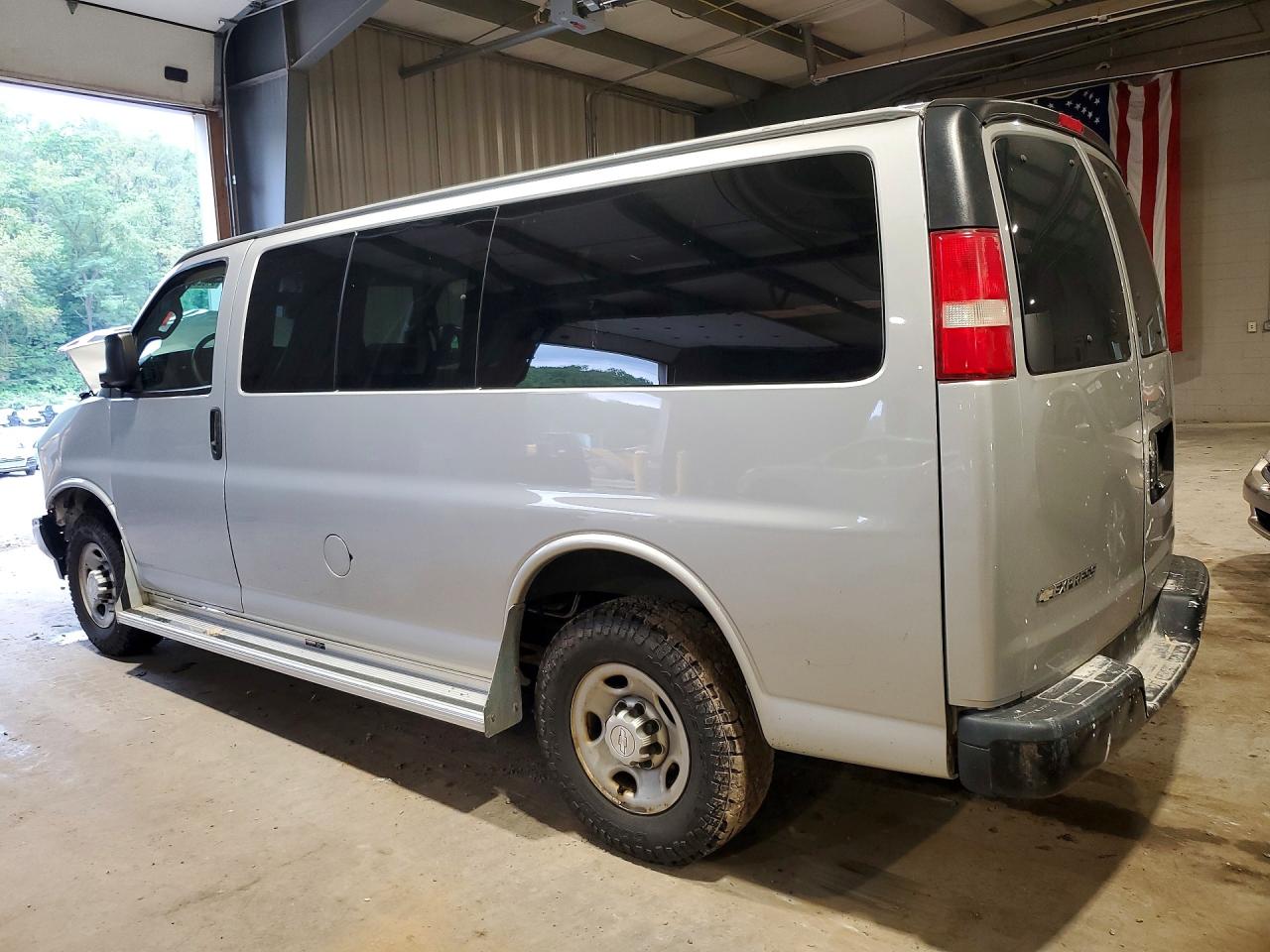 2017 CHEVROLET EXPRESS G2500 LS — снимка 2