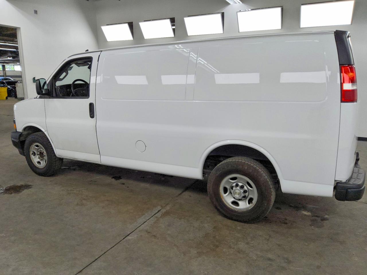 2021 CHEVROLET EXPRESS G2500 — снимка 2