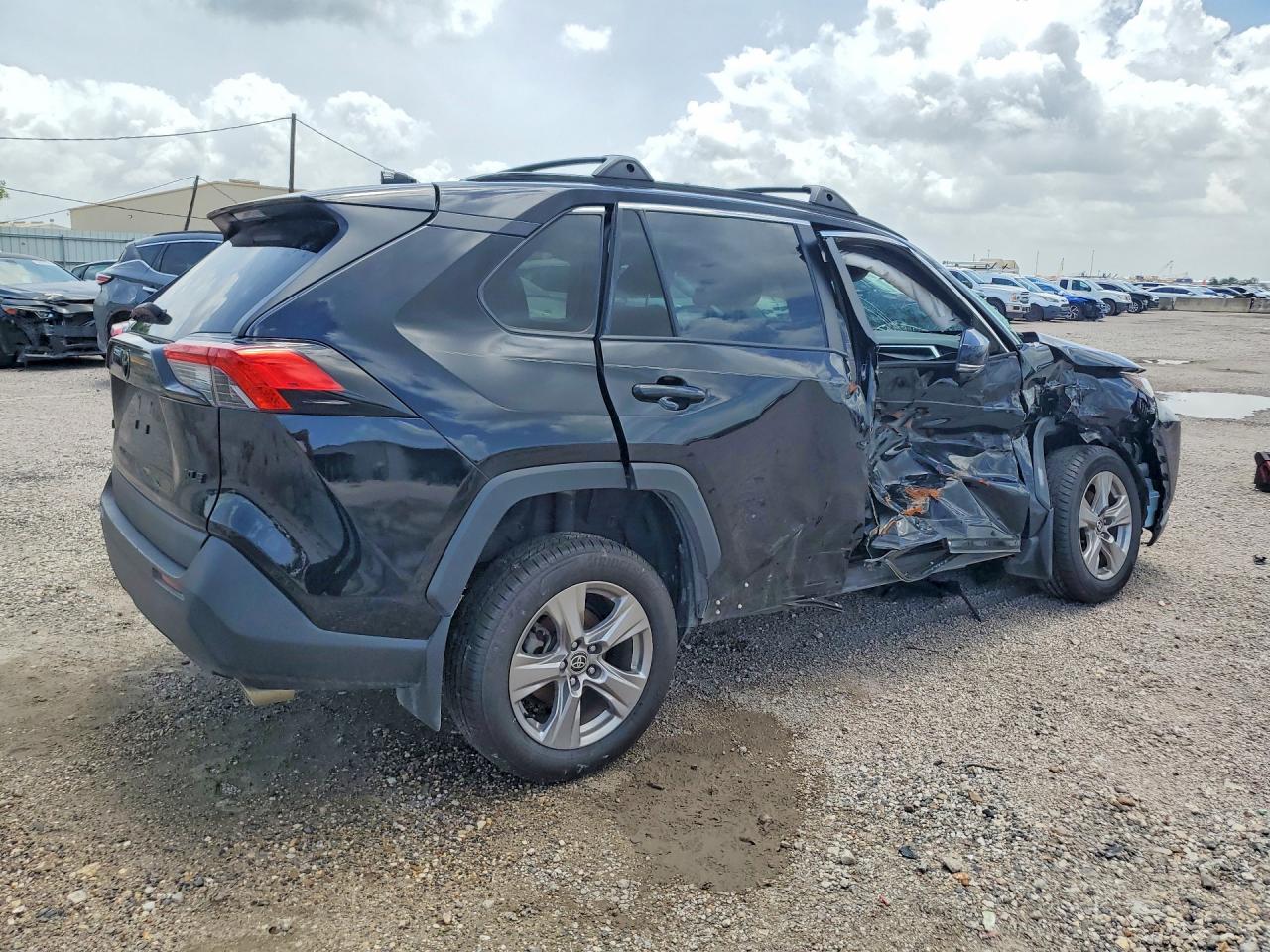 2022 TOYOTA RAV4 XLE — снимка 3
