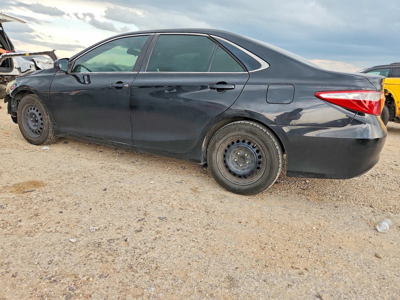 2015 TOYOTA CAMRY LE — снимка 2