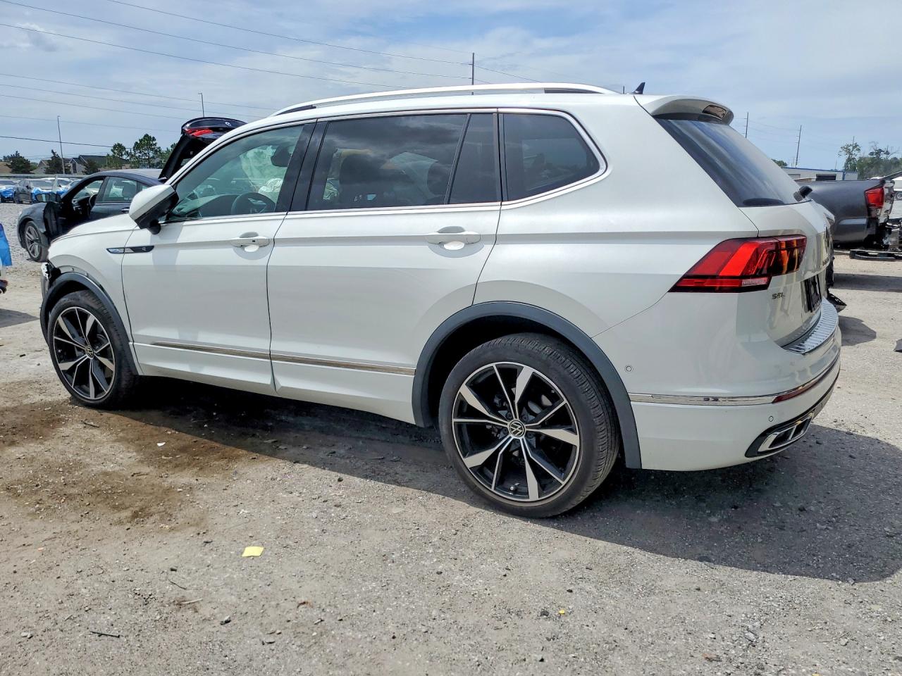 2024 VOLKSWAGEN TIGUAN SEL R-LINE BLACK — снимка 2