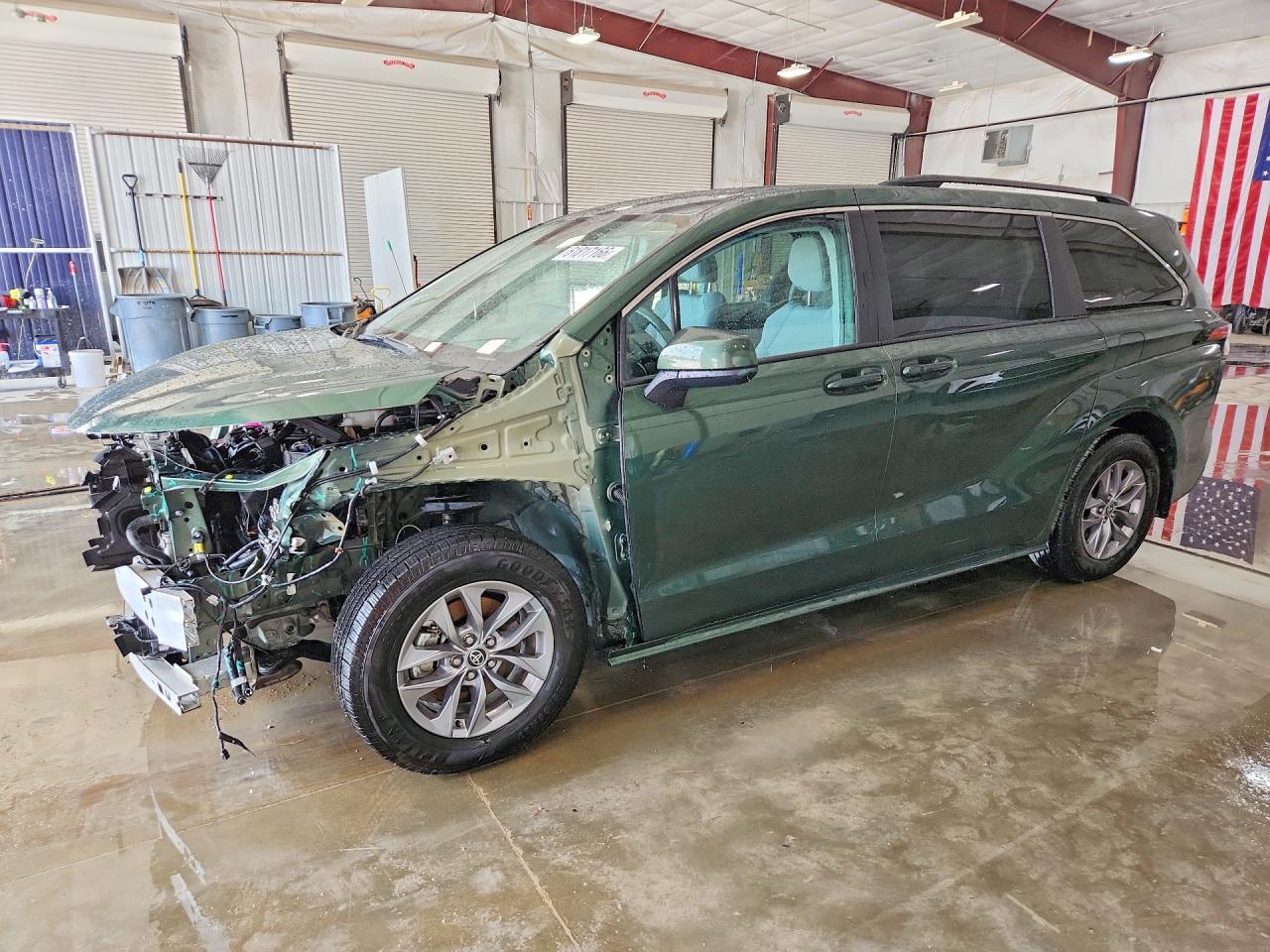 2022 TOYOTA SIENNA LE