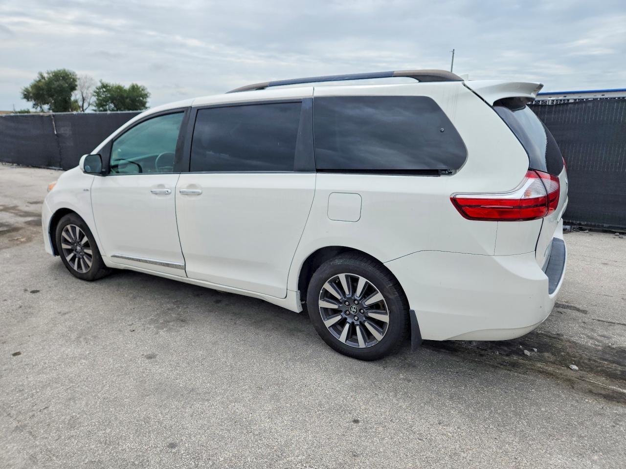 2019 TOYOTA SIENNA XLE 7-PASSENGER — снимка 2