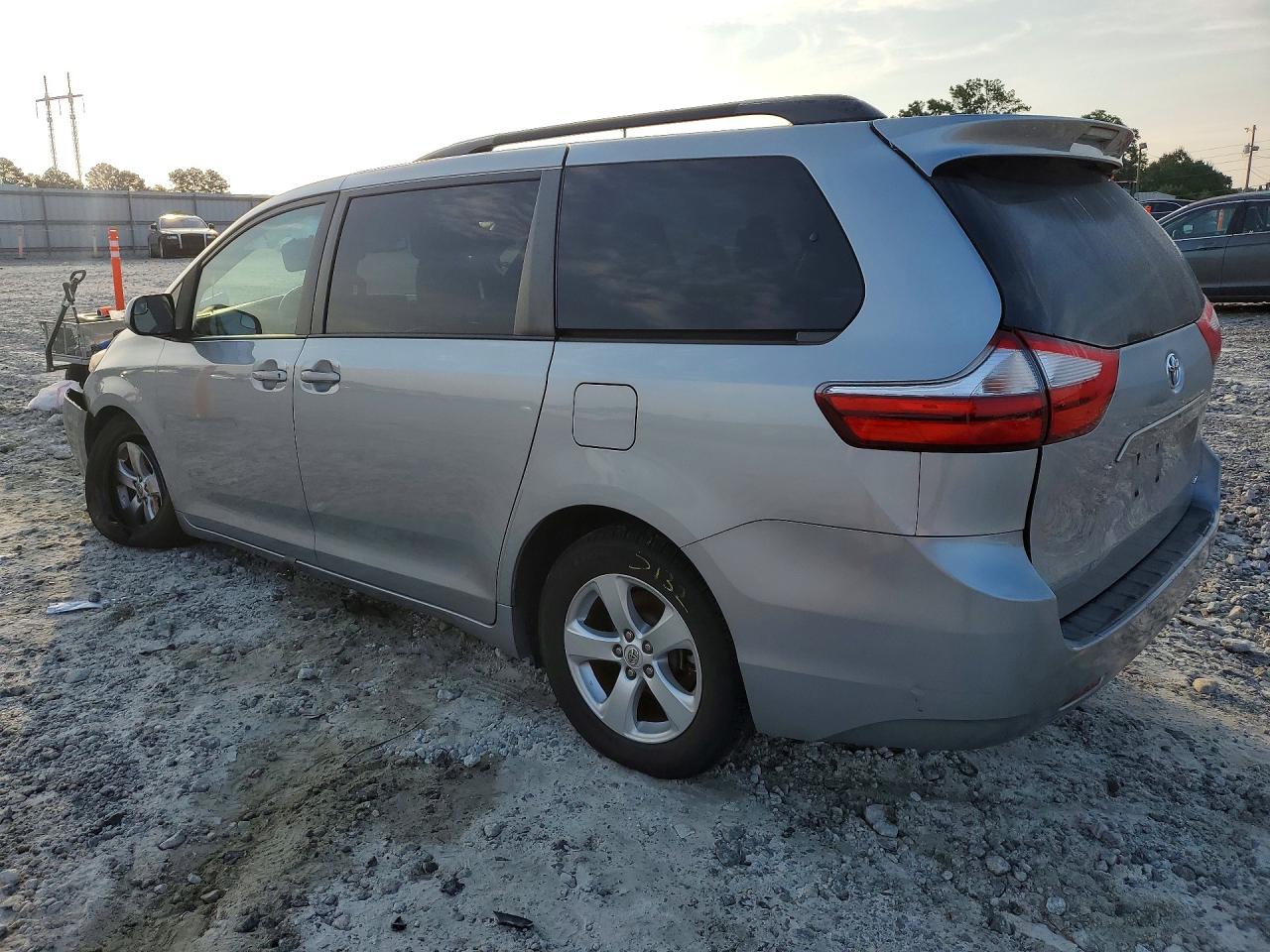 2016 TOYOTA SIENNA LE — снимка 2
