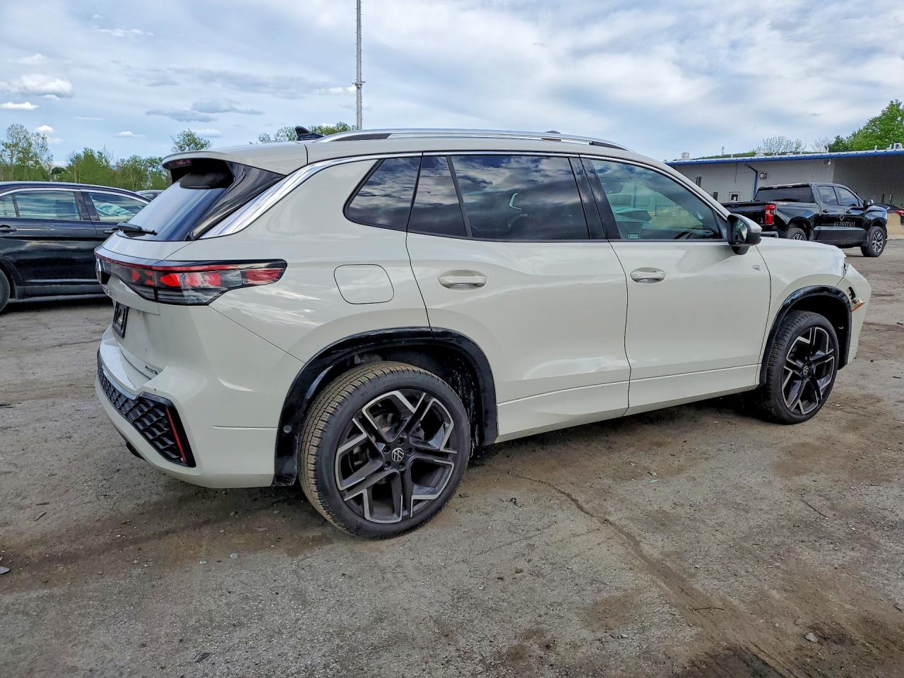 2025 VOLKSWAGEN TIGUAN SEL R-LINE BLACK — снимка 3