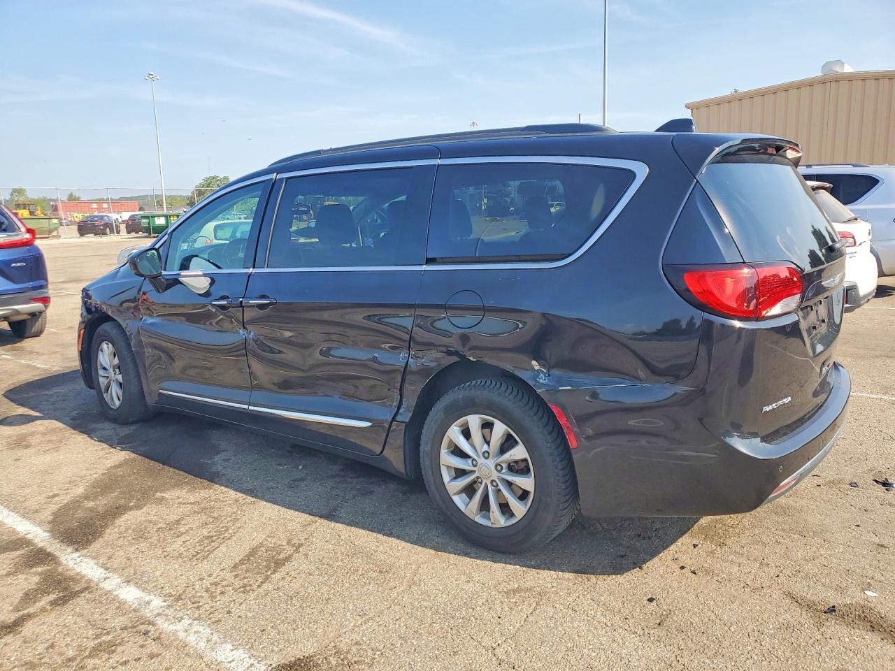 2017 CHRYSLER PACIFICA TOURING L — снимка 2