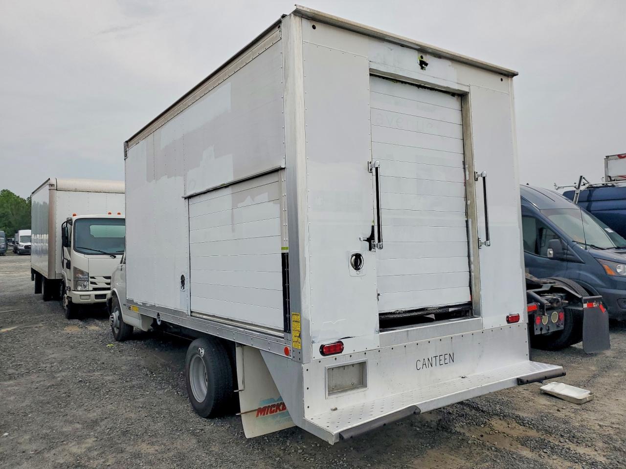 2016 CHEVROLET EXPRESS G4500 — снимка 2