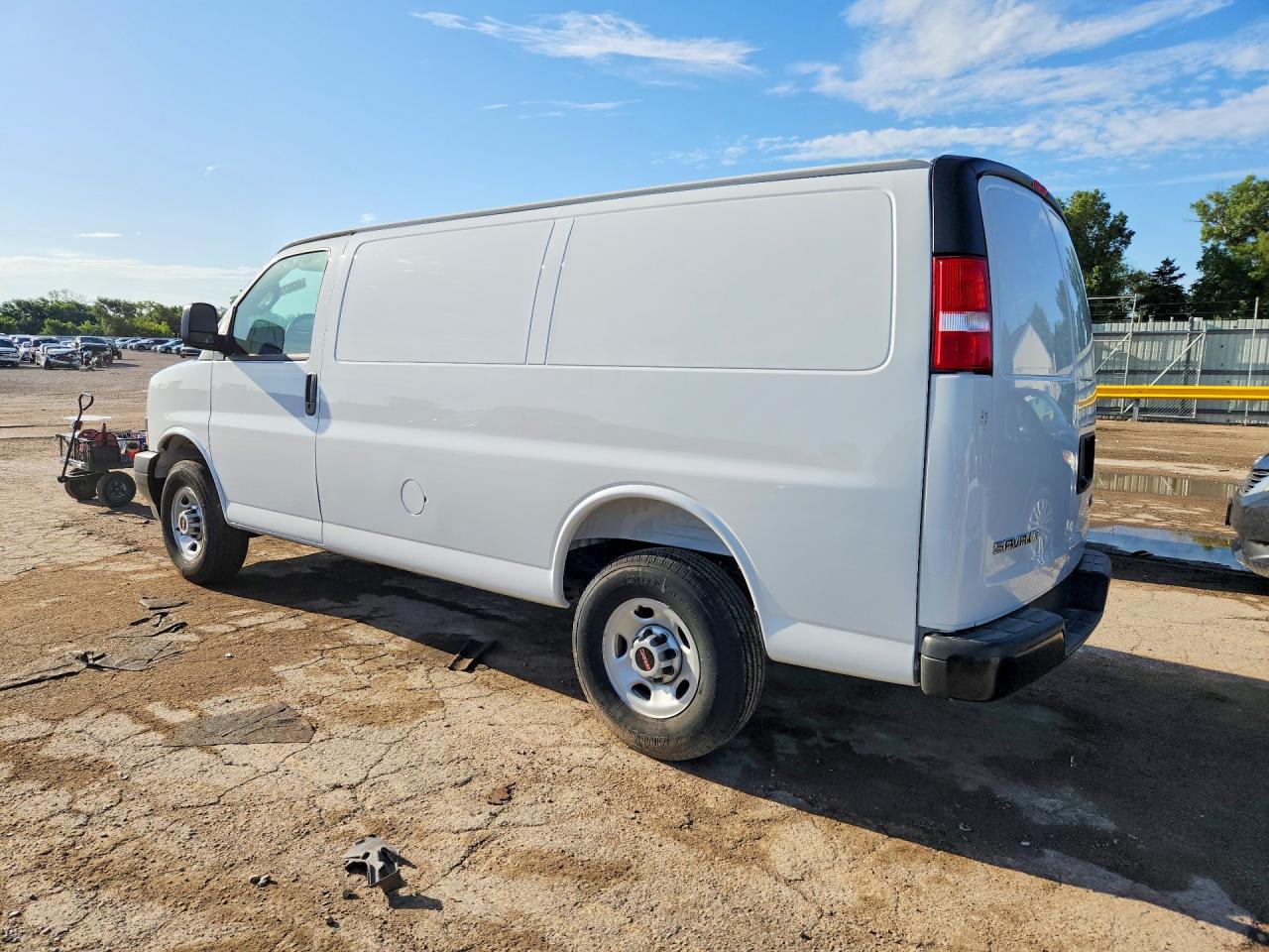 2025 GMC SAVANA G2500 — снимка 2