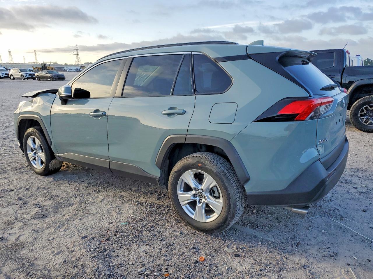2021 TOYOTA RAV4 XLE — снимка 2