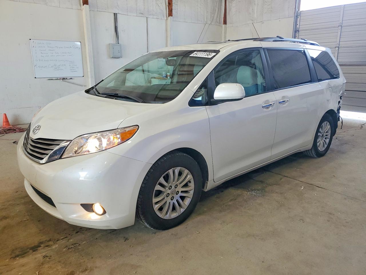 2015 TOYOTA SIENNA XLE 8-PASSENGER