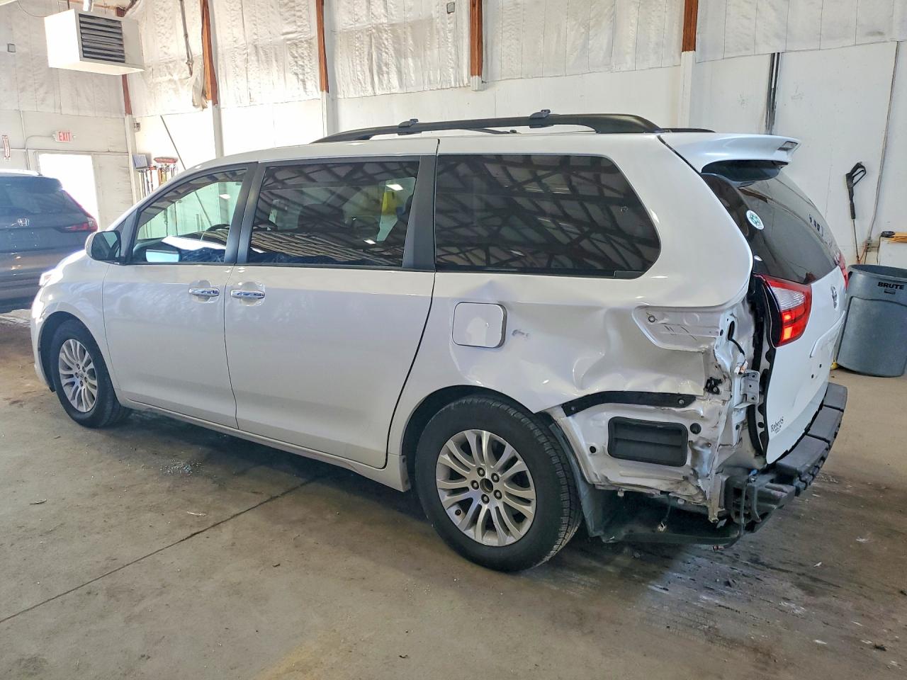 2015 TOYOTA SIENNA XLE 8-PASSENGER — снимка 2