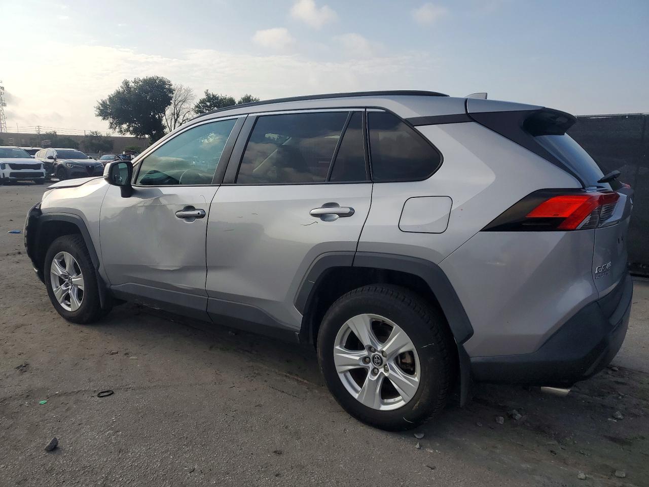 2021 TOYOTA RAV4 XLE — снимка 2