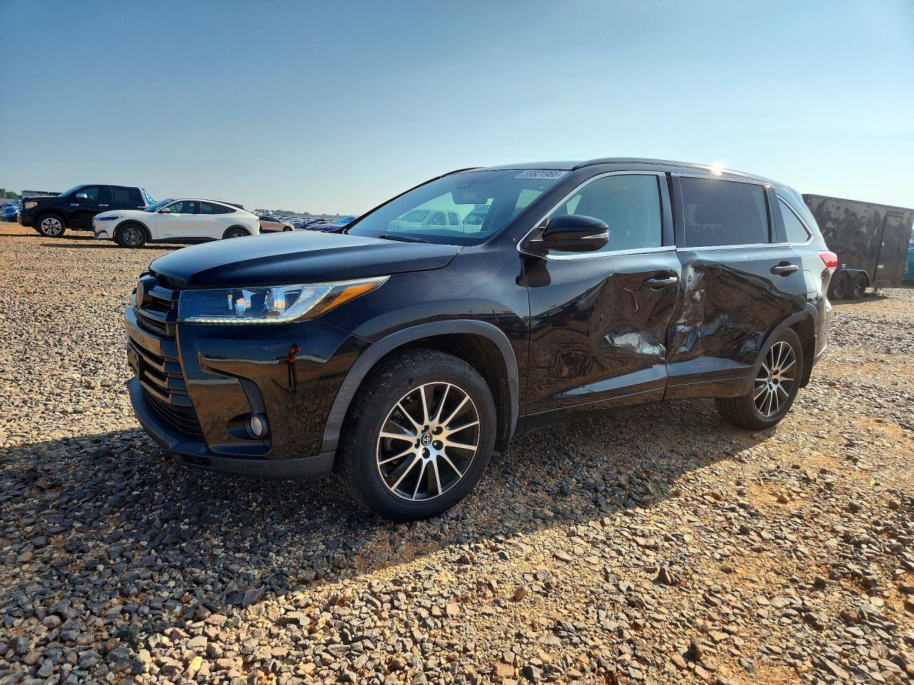 2017 TOYOTA HIGHLANDER SE