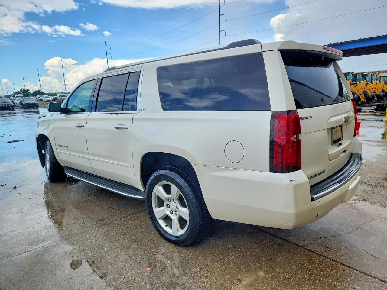 2015 CHEVROLET SUBURBAN C1500 LTZ — снимка 2