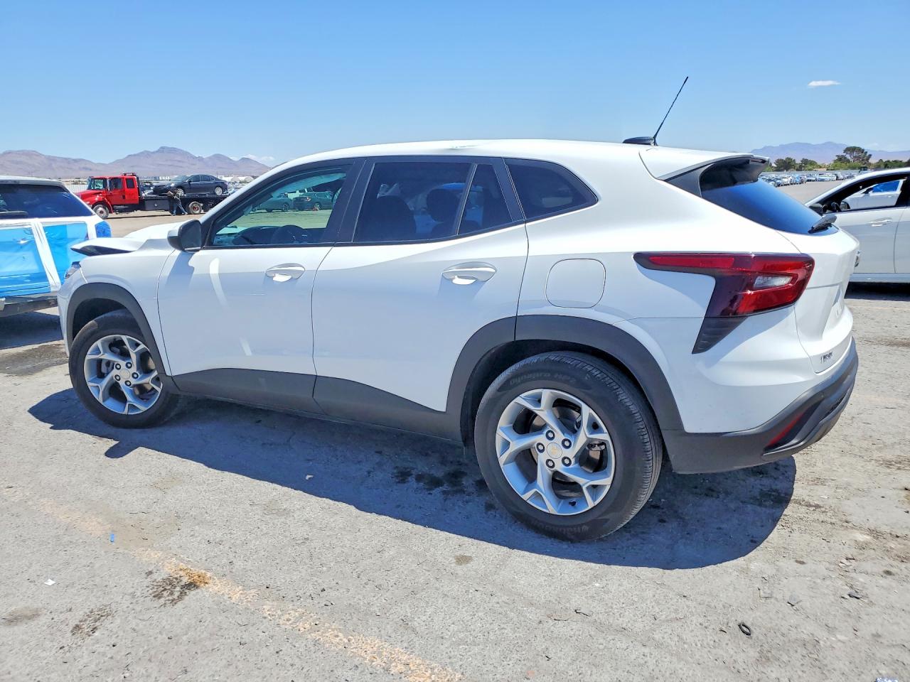 2025 CHEVROLET TRAX LS — снимка 2
