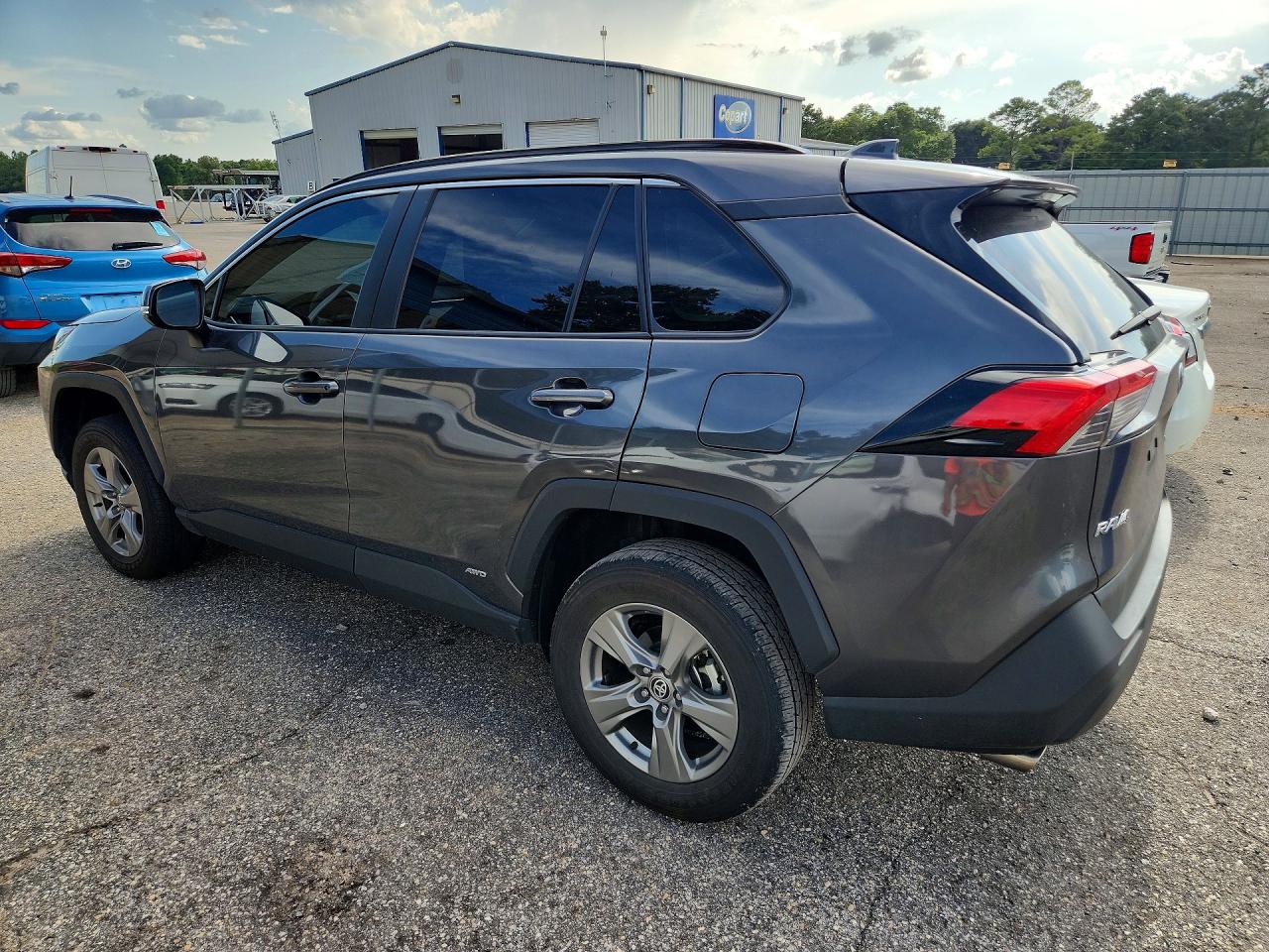 2024 TOYOTA RAV4 HYBRID XLE — снимка 2