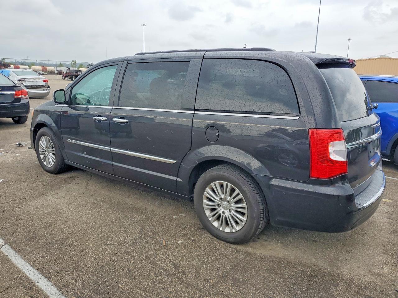 2015 CHRYSLER TOWN & COUNTRY TOURING L — снимка 2