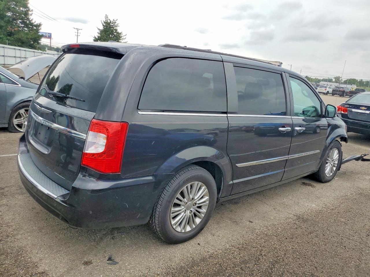 2015 CHRYSLER TOWN & COUNTRY TOURING L — снимка 3