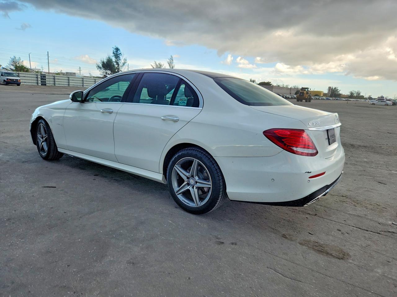 2017 MERCEDES-BENZ E 300 4MATIC — снимка 2