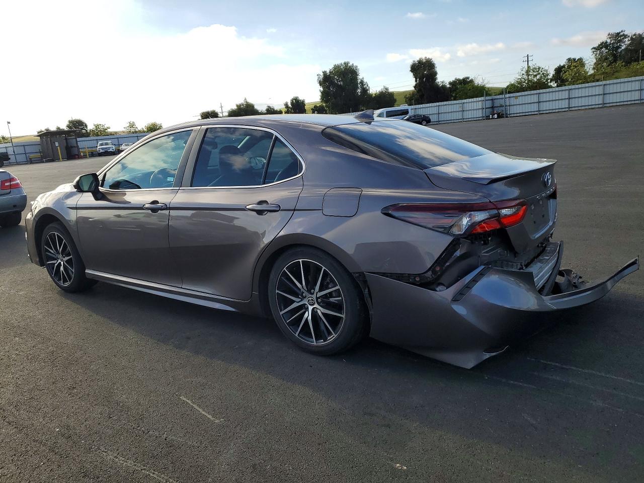 2022 TOYOTA CAMRY HYBRID SE — снимка 2