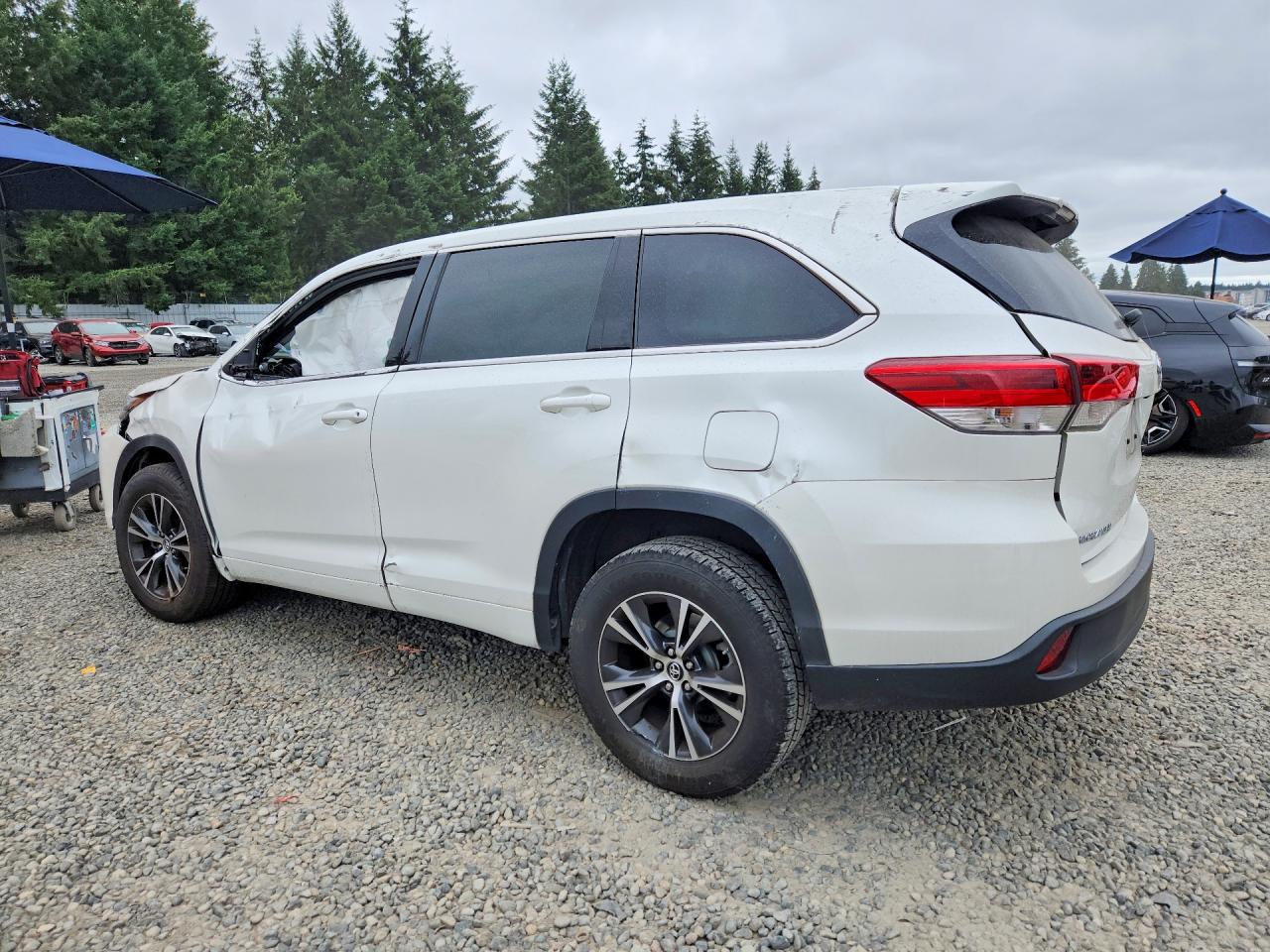 2017 TOYOTA HIGHLANDER LE — снимка 2