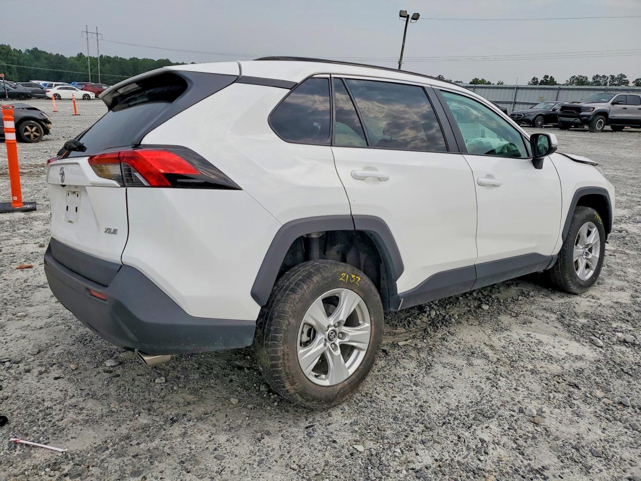 2021 TOYOTA RAV4 XLE — снимка 3