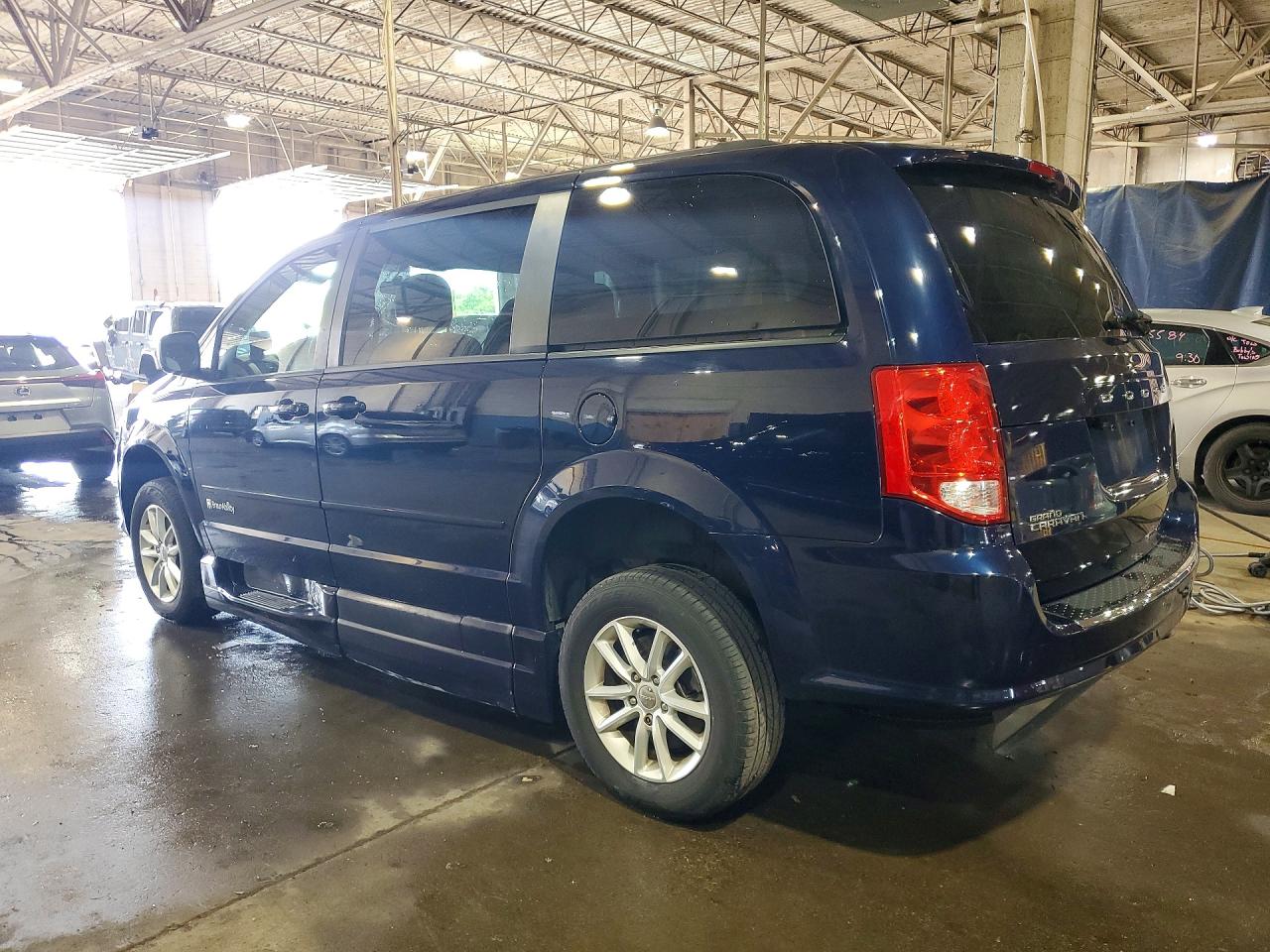 2015 DODGE GRAND CARAVAN SXT — снимка 2