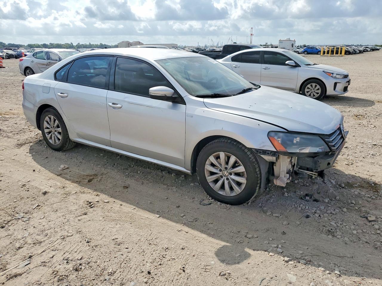 2015 VOLKSWAGEN PASSAT S — снимка 4