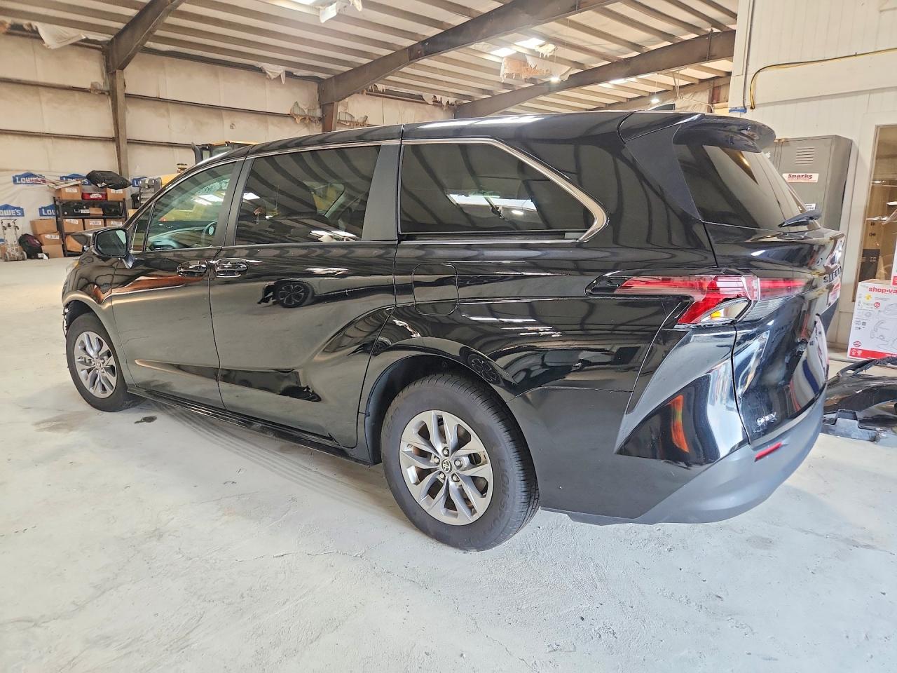 2025 TOYOTA SIENNA LE — снимка 2