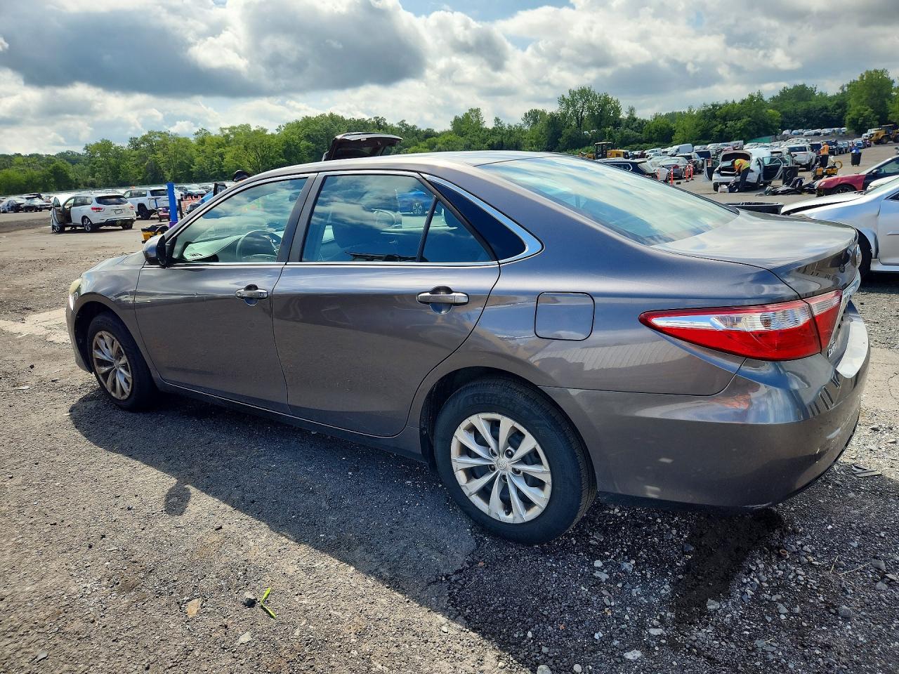 2015 TOYOTA CAMRY LE — снимка 2