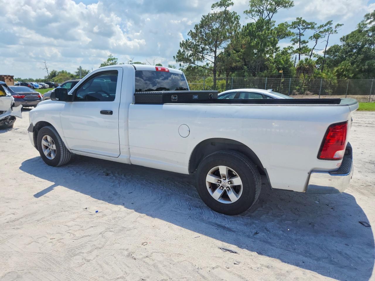 2016 RAM 1500 ST — снимка 2