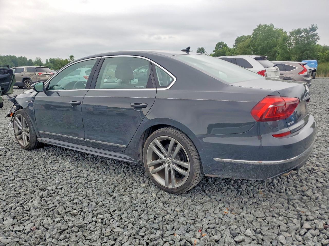 2017 VOLKSWAGEN PASSAT R-LINE — снимка 2