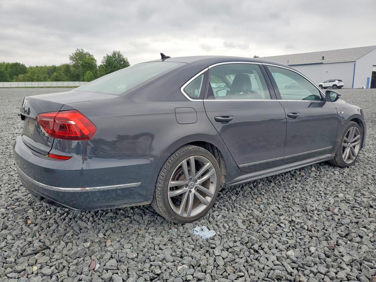 2017 VOLKSWAGEN PASSAT R-LINE — снимка 3