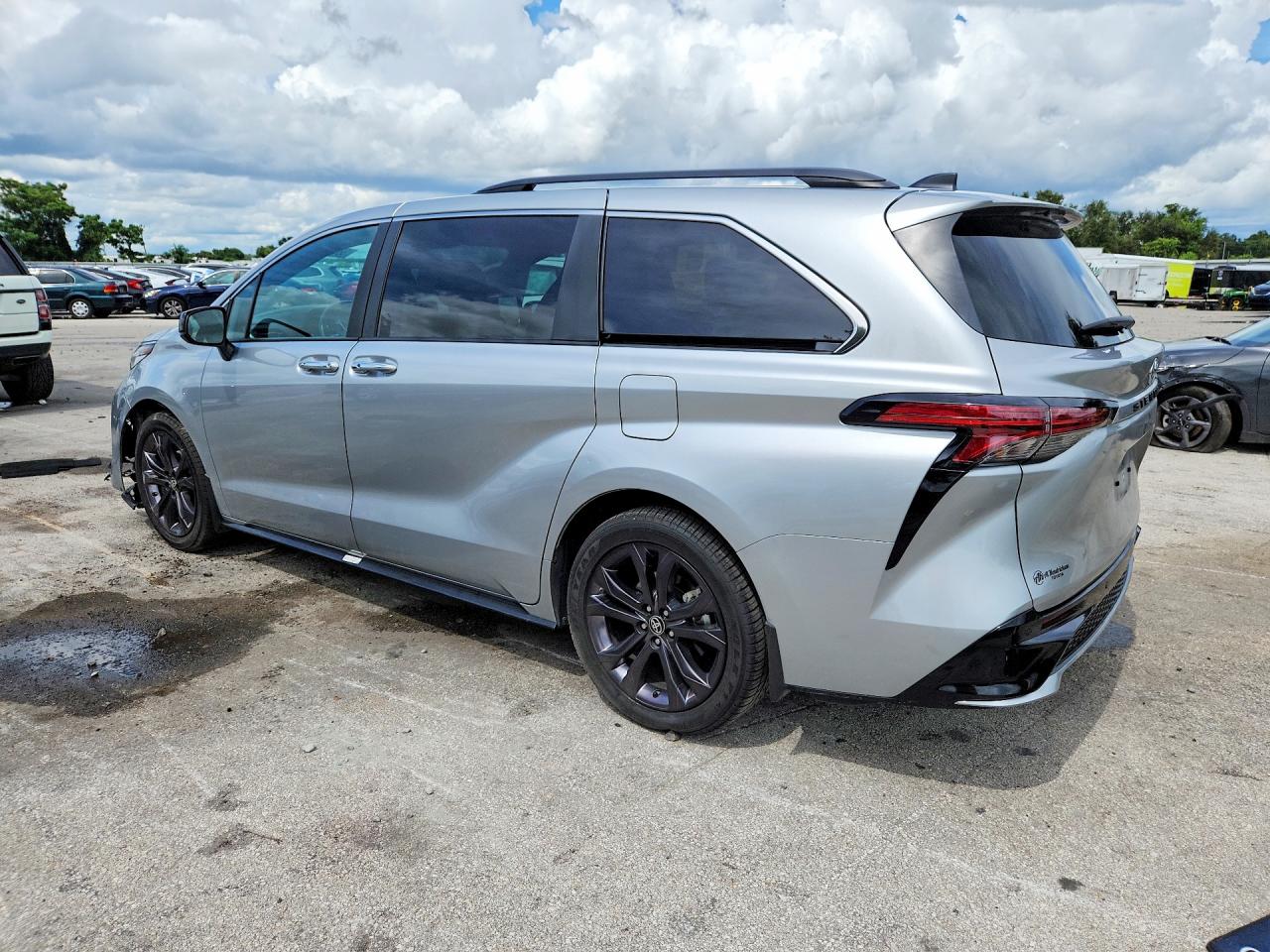2024 TOYOTA SIENNA XSE — снимка 2