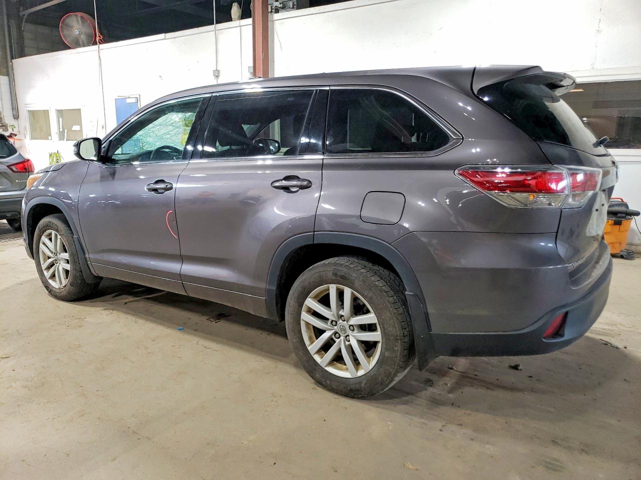 2015 TOYOTA HIGHLANDER LE — снимка 2