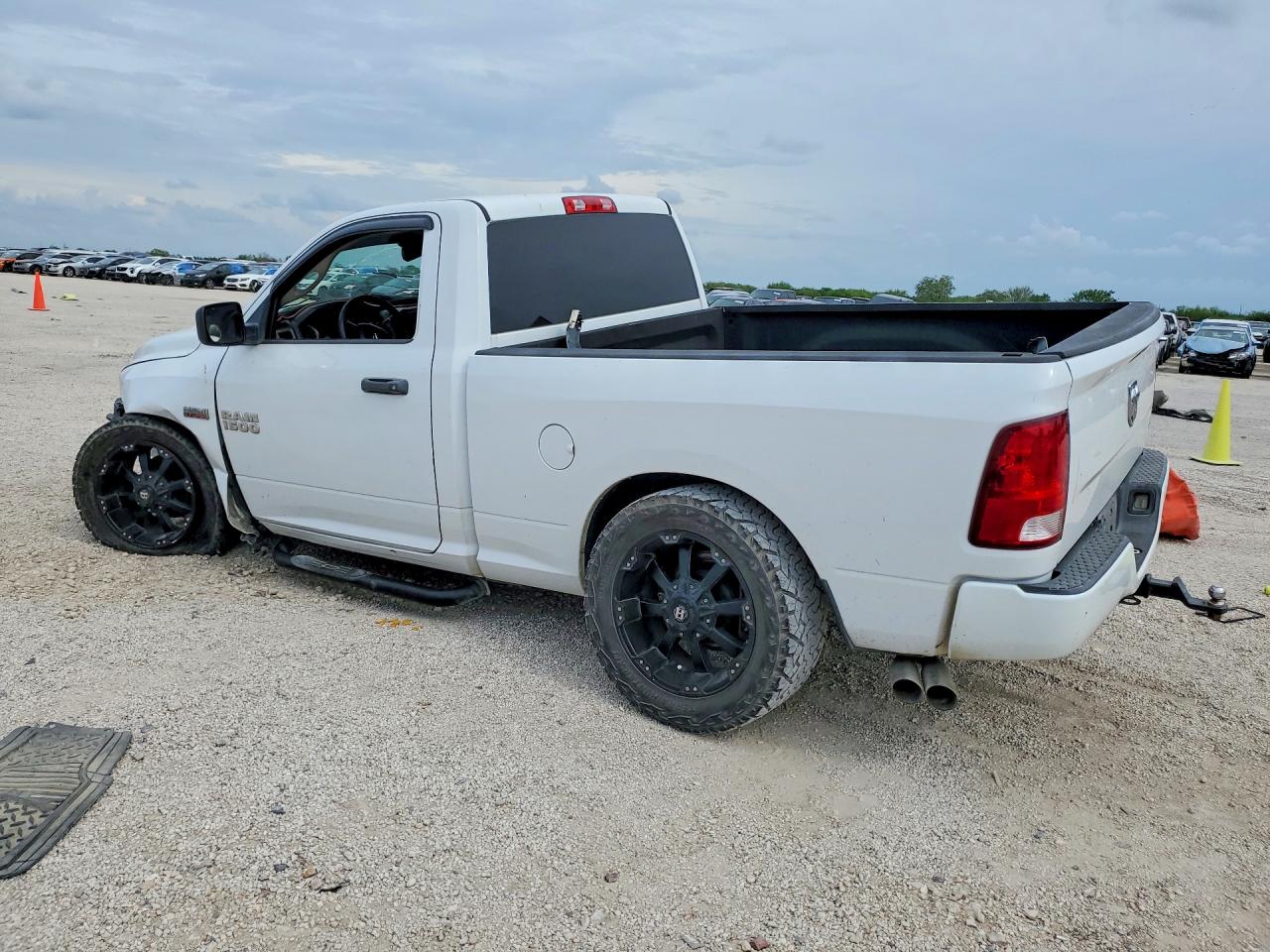2016 RAM 1500 ST — снимка 2