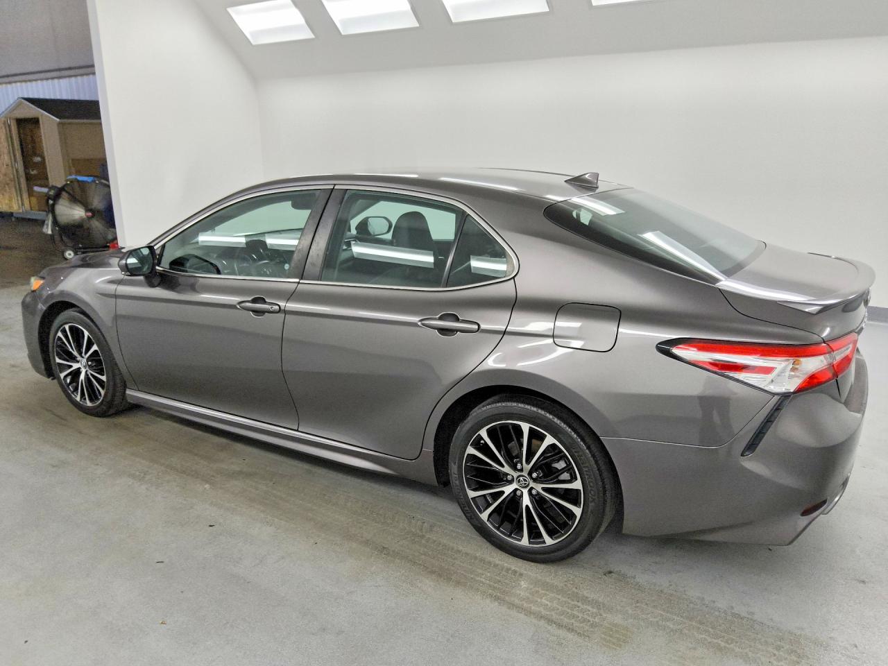 2020 TOYOTA CAMRY SE — снимка 2