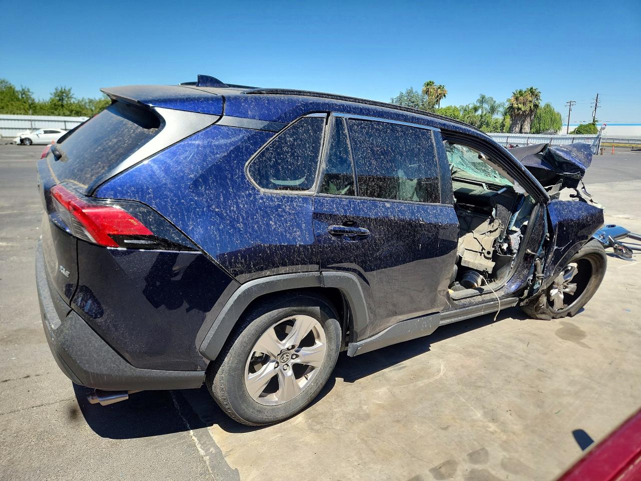 2025 TOYOTA RAV4 XLE — снимка 3