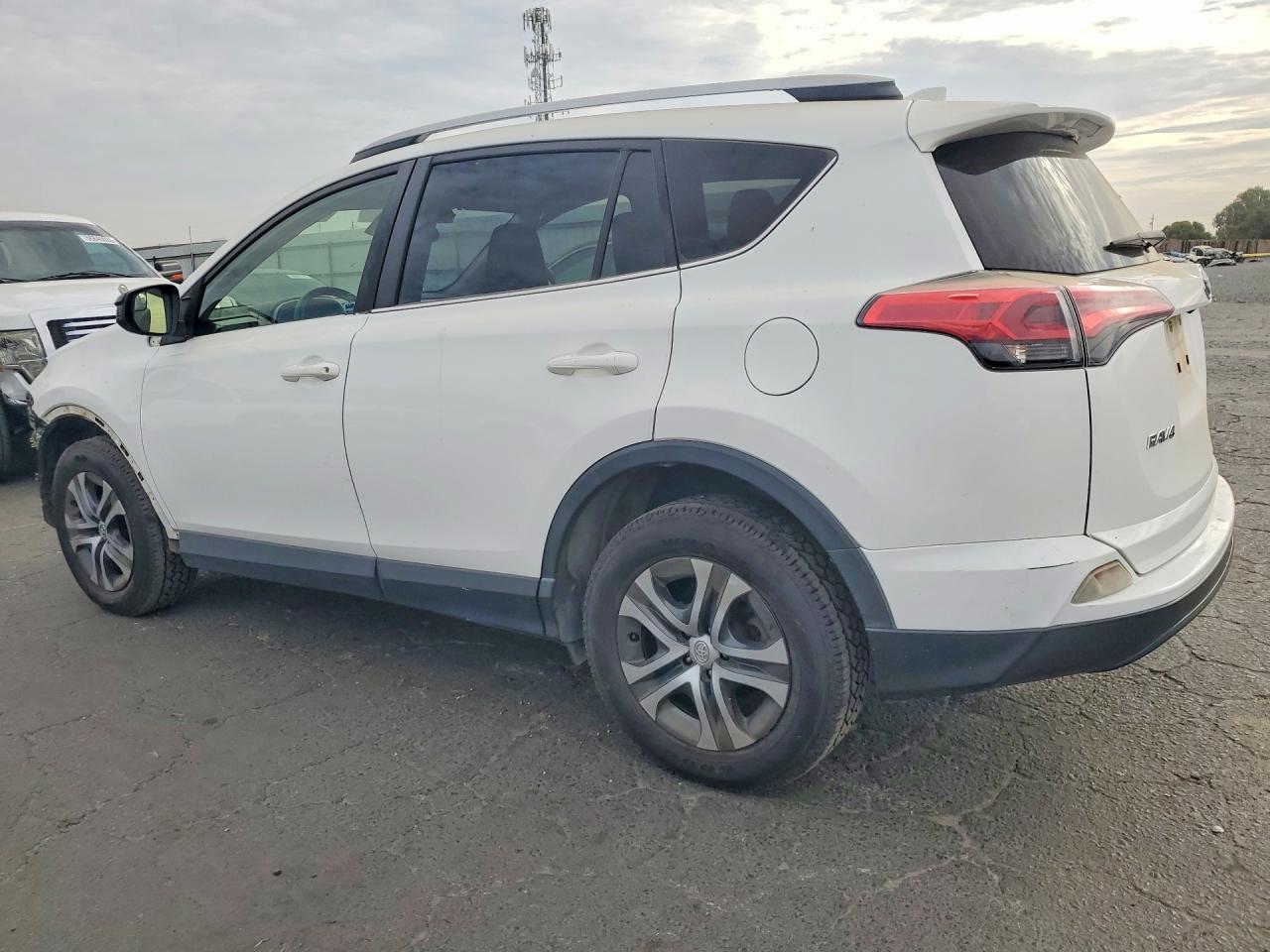 2018 TOYOTA RAV4 LE — снимка 2