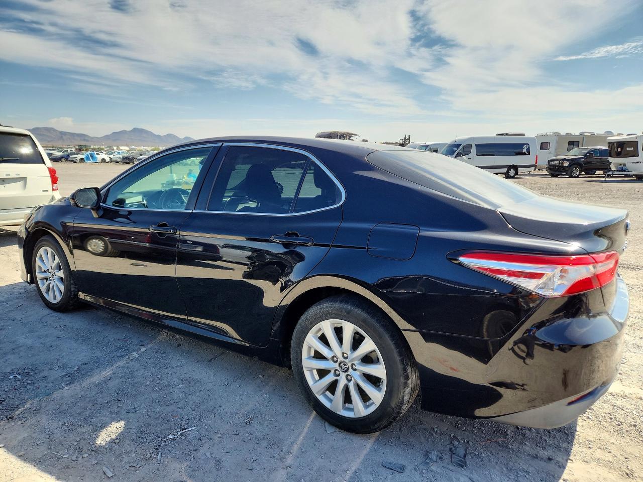 2018 TOYOTA CAMRY LE — снимка 2