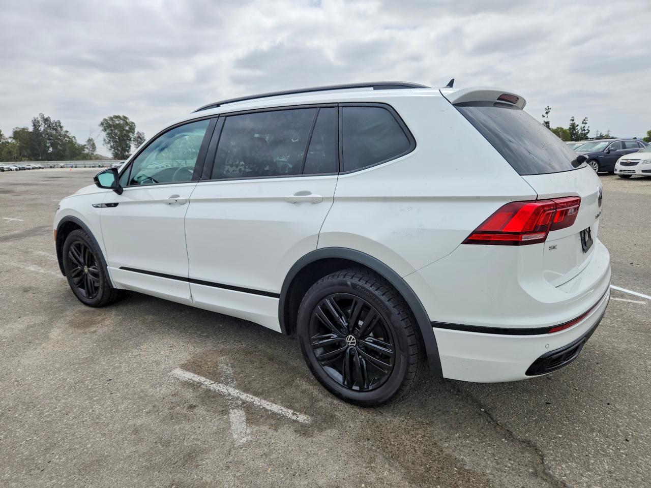 2022 VOLKSWAGEN TIGUAN SE R-LINE BLACK — снимка 2
