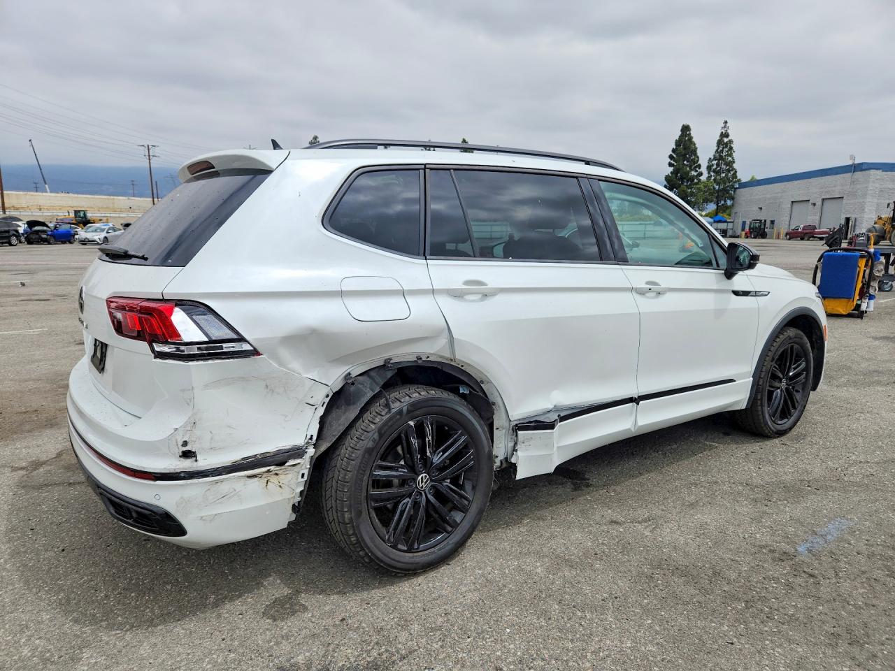 2022 VOLKSWAGEN TIGUAN SE R-LINE BLACK — снимка 3