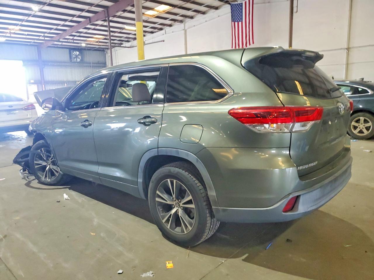 2017 TOYOTA HIGHLANDER LE — снимка 2