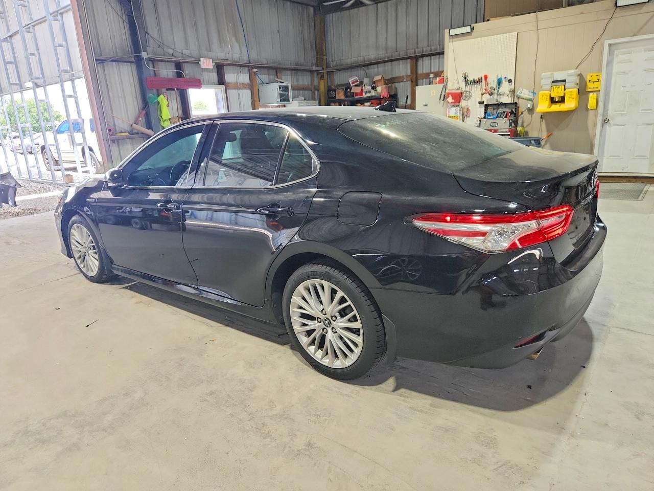 2020 TOYOTA CAMRY HYBRID XLE — снимка 2